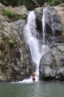 Cachoeira que forma um belo poço, logo acima da Argyle, a maior de Tobago, próximo à Speyside